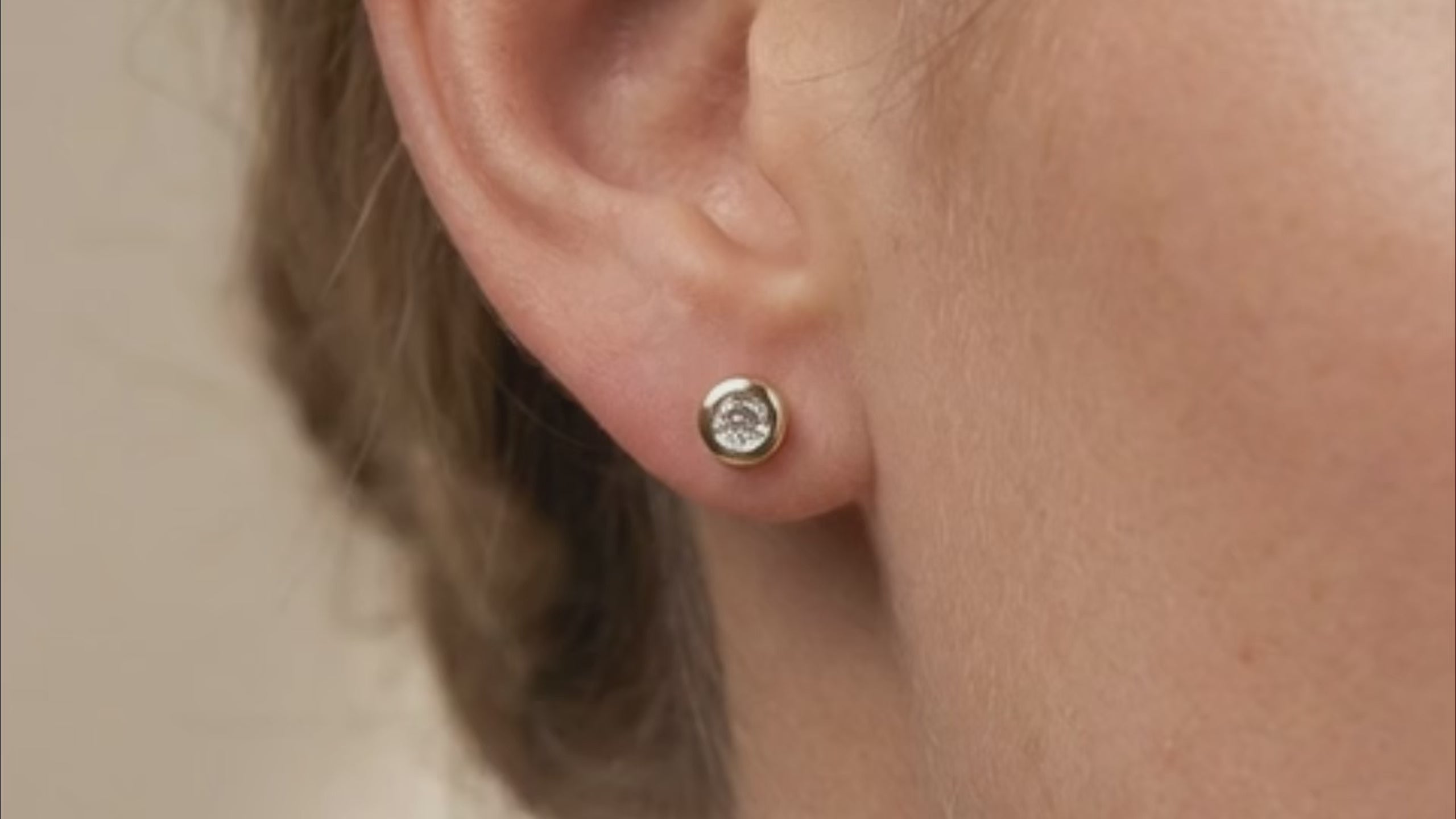 Lucente Gold Studs